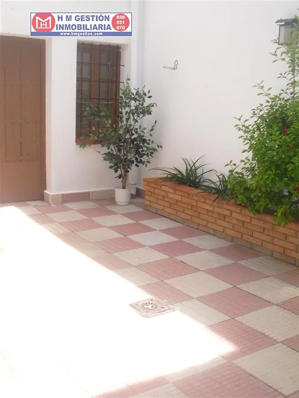 Casa en zona centro de Alcázar a 5 minutos de la Plaza de España, En planta baja.: Garaje para dos coches, 3 habitaciones, servicio, patio cubierto distribuidor, patio exterior de 50 m2 y cuarto de — 8
