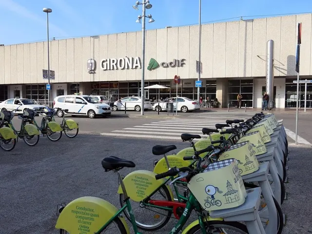 4 habitaciones, tranquilidad y parking propio,  a 5 minutos andando de la estación de Girona — 28