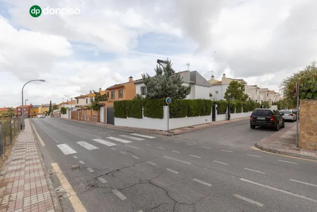 Casa independiente con piscina en La Zubia. — 44