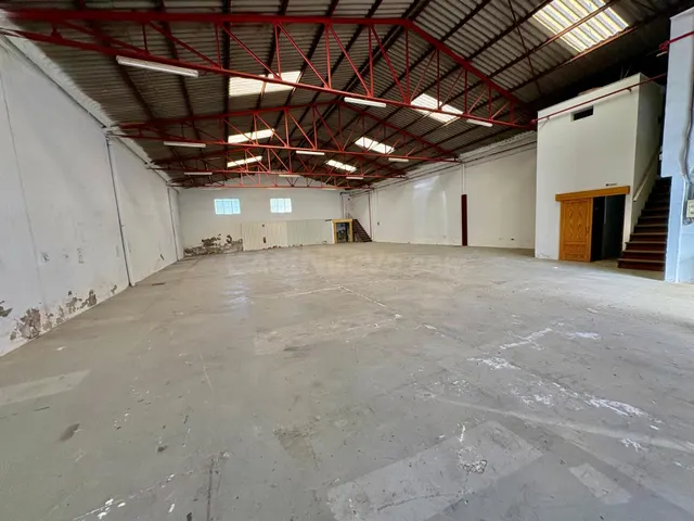 NAVE INDUSTRIAL CON FACIL ACCESO A AUTOVIA — 2