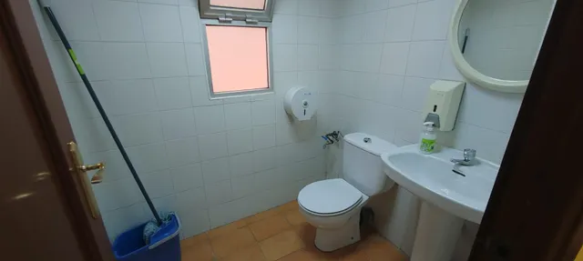 SE VENDE LOCAL ENTREPLANTA EN MUY BUENA ZONA CON TODOS LOS SERVICIOS A MANO — 17