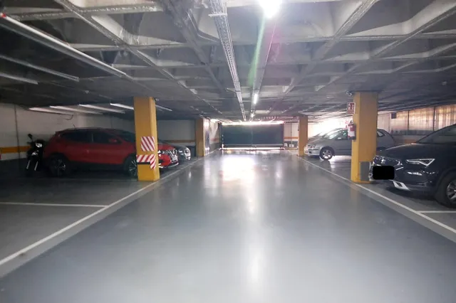 Plaza de garaje para coche grande - Fácil acceso - foto 4