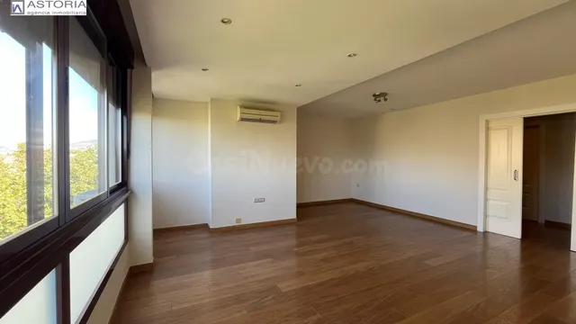 Piso sin amueblar con plaza de garaje junto a los Mondragone
