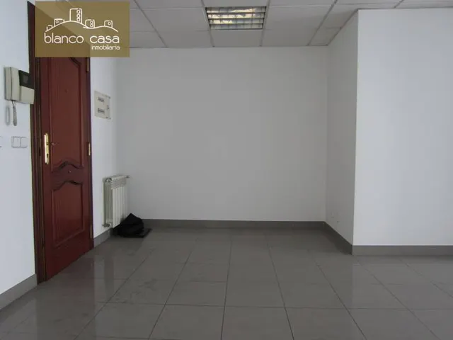 Alquiler de local para oficina de 66m2 en calle peatonal y comercial por 385€/mes — 10