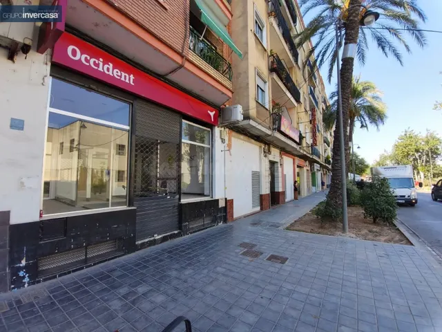 Local de 133m2 en 1ª línea comercial, frente al Ambulatorio  - foto 2