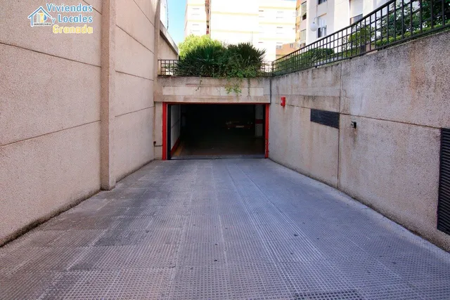 Camino de Ronda cercano a Caleta. Plaza de garaje en venta con acceso en rampa a 15.000€ cada una. A — 5