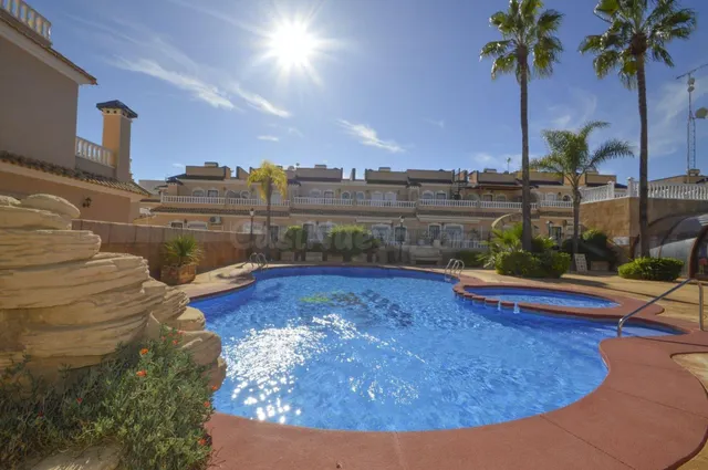 Adosado con 2 dormitorios y 2 baños, con piscinas comunitari - foto 3