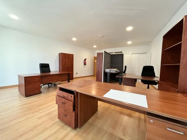 Alquiler de oficina exterior con dos plazas de garaje en Edificio Azabache — 2