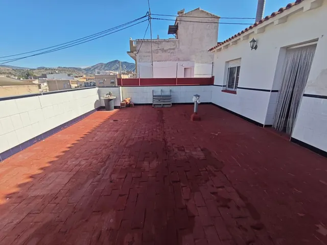 CASA EN ELDA CON GRAN GARAJE Y LOCAL Y DOS PLANTAS CON TERRA - foto 2