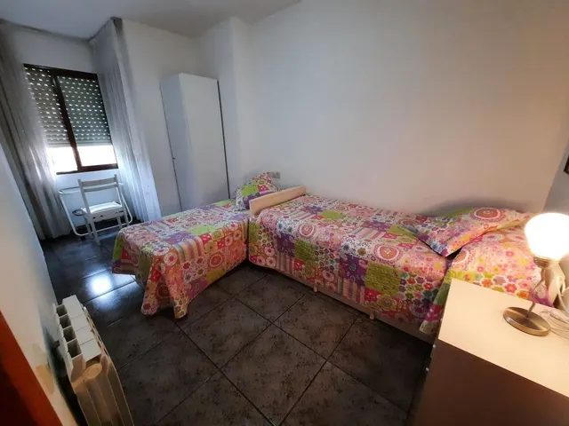 Casa esquinera, de 3 dormitorios, terraza, azotea. Dispone de 2 locales comenrciales. MUY CÉNTRICA — 29
