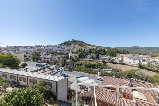Amplio Adosado en el Corazón de Alcalá la Real con Vistas al Castillo — 44