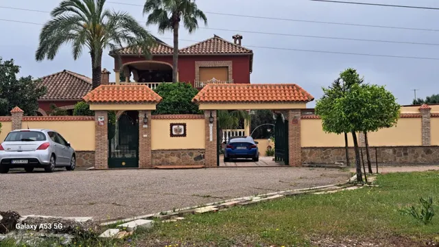 ESPECTACULAR CHALET CON DOS CASAS Y AMPLIO TERRENO — 6