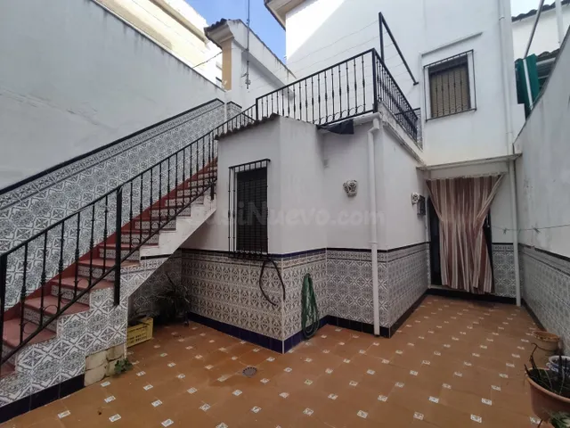 GRAN CASA EN SEMICENTRO EN CABRA