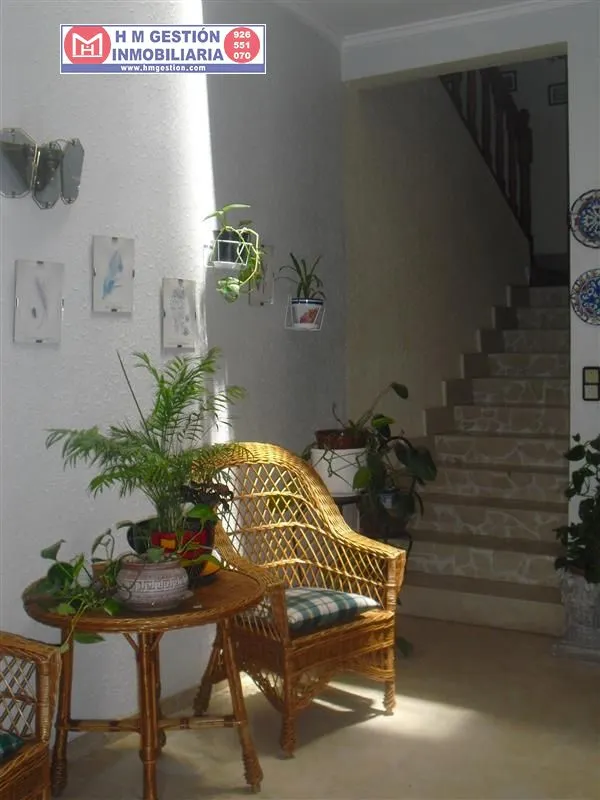 Casa en zona centro de Alcázar a 5 minutos de la Plaza de España, En planta baja.: Garaje para dos coches, 3 habitaciones, servicio, patio cubierto distribuidor, patio exterior de 50 m2 y cuarto de — 5