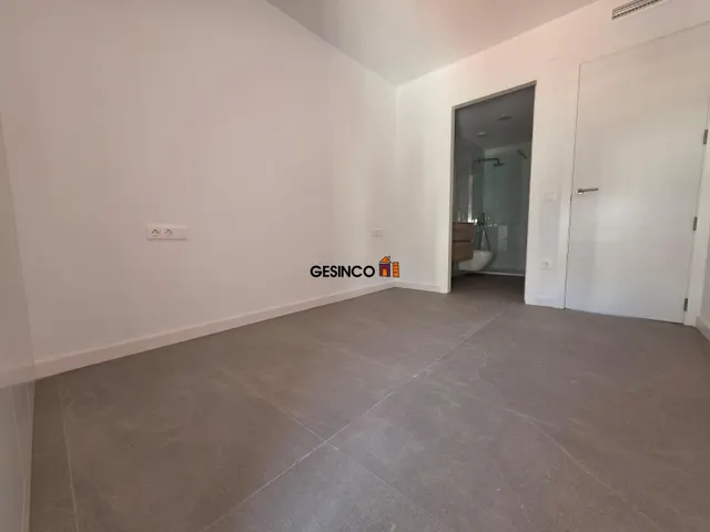 PISO EN QUINTA PLANTA SIN AMUEBLAR MUY CÉNTRICO — 8