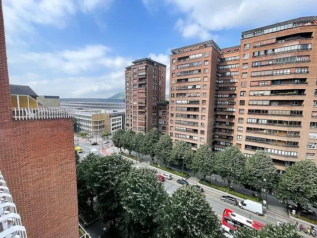 Se Alquila amplia Vivienda de 4 habitaciones y 2 baños con B - foto 2