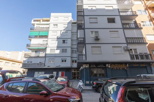 Oportunidad única en el corazón de Granada – Calle Pintor López Mezquita — 28