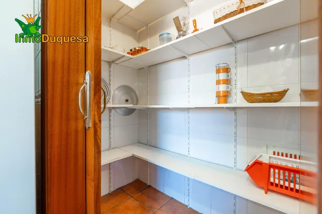CHALET dividido en dos viviendas con piscina y zona ajardinadas. — 34
