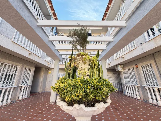 REFORMADO APARTAMENTO A 250 METROS DE PLAYA DE LOS LOCOS CON 1 DORM. Y CON SUPERFICIE DE 44 M2. — 35