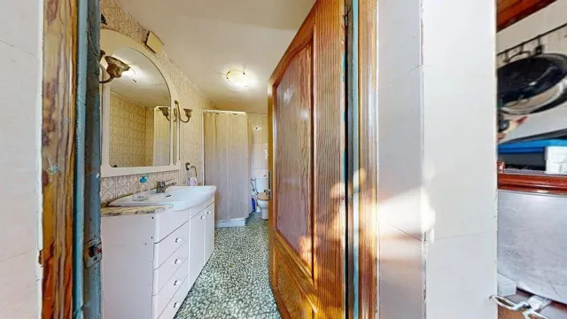 CASA UNIFAMILIAR de 170m2 útiles sobre parcela de 265m2. Distribuido en sótano con bodega, salón, cocina, dos baños, cuatro habitaciones y buhardilla diáfana — 17