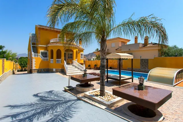 Exclusiva Villa con Dos Viviendas Independientes, Piscina Cl - foto 2