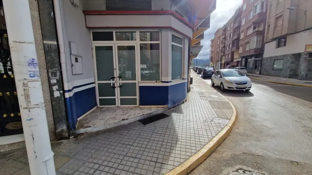 SE VENDE O SE ALQUILA LOCAL EN ZONA ALTA. AV CASTILLO Nº5 — 6