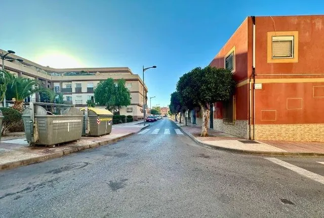 SE VENDE piso OKUPA en C LAS ARENAS 4 de Roquetas de Mar - foto 3