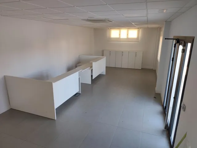 Nave en Poligono de Las Quemadas totalmente reformada y perfectamente instalada para uso mixto de oficinas y almacen — 6