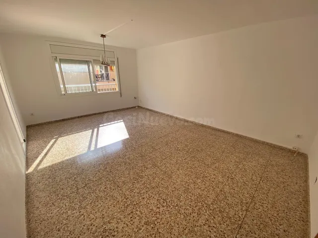 ¡AMPLIO PISO EN UNA ZONA TRANQUILA DE ALCANAR!