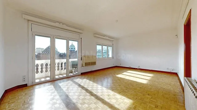 Vivienda en quinta planta con vistas panorámicas, luminosa, con 5 amplias habitaciones. — 4