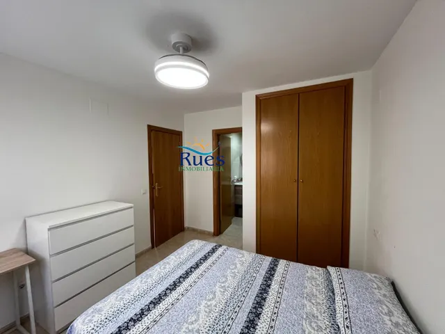 Piso reformado en primera línea del mar con terraza y piscina comunitaria — 26