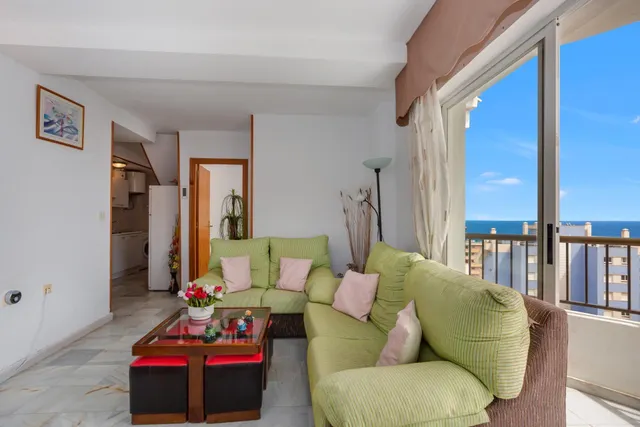 ¡Vistas al Mar y Comodidad en Torreblanca! Ático Dúplex de 3 - foto 5