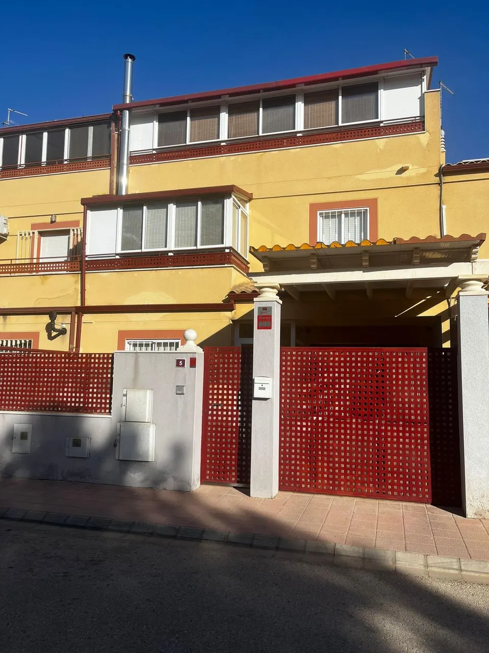 SE VENDE ADOSADO CON PISCINA EN LA GINETA.