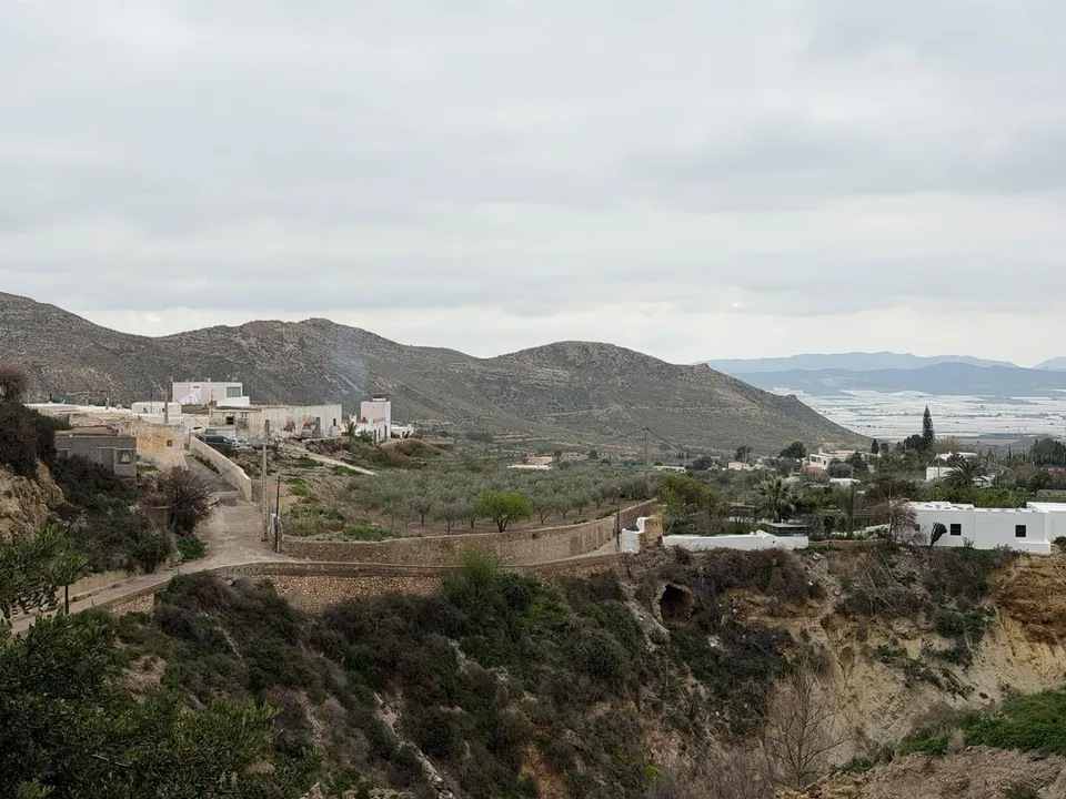 Hotel rural con proyecto hecho en Níjar pueblo, con finca de olivos y vistas