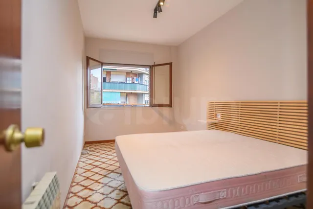Amplio piso de 4 habitaciones con terraza, parking y trastero — 48