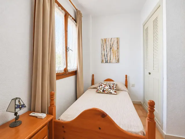 Bungalow adosado de tres plantas con vistas al mar — 19