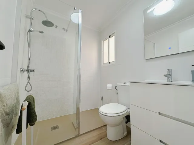 Casa adosada reformada y espaciosa de tres plantas (86 m2) con 3 dormitorios, 2 baños y 1 aseo. Terraza frente, piscina comunitaria, cerca del La Zenia Boulevard y a tan solo 650 m de Playa Flamenca — 21