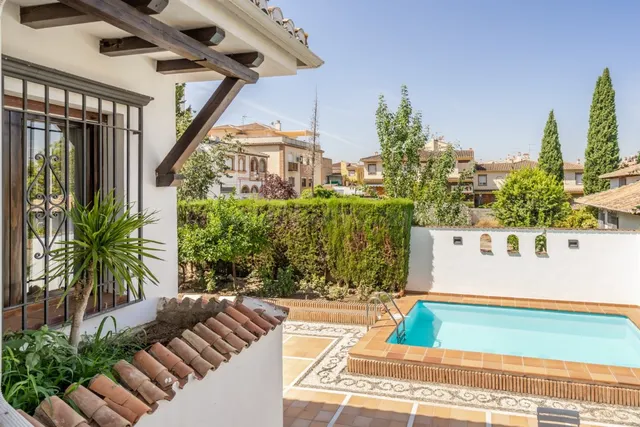 Chalet exclusivo en  una sola planta en el centro de La Zubia 5 dormitorios, piscina  y garaje — 5