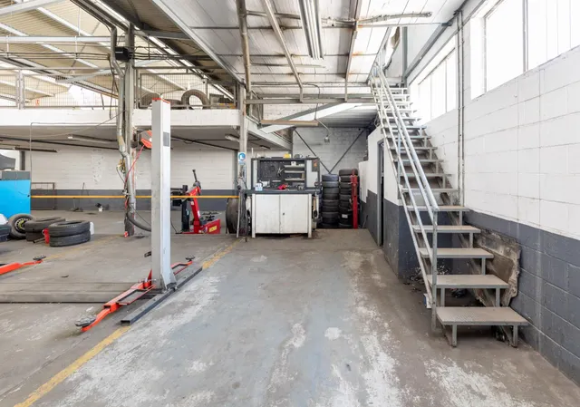 NAVE EN INMEJORABLE SITUACIÓN HABILITADA PARA TALLER — 11