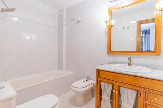 Gran casa familiar de 3 plantas en Ronda de Poniente — 18