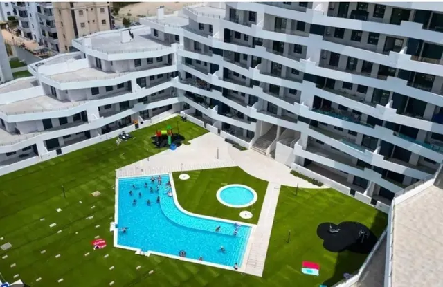 Piso nuevo a estrenar con terraza de 20 m2, piscina comunita - foto 4