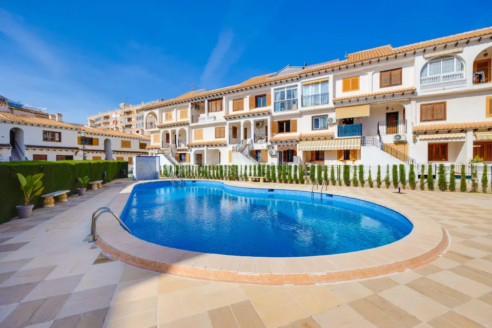 Bungalow de 3 dormitorios con piscina comunitaria en la playa de Los Locos