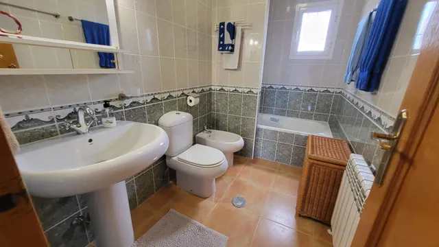 Chalet esquina de 3 Dormitorios y 3 Baños en parcela grande arreglada de 600m2 con piscina y garaje privado — 6