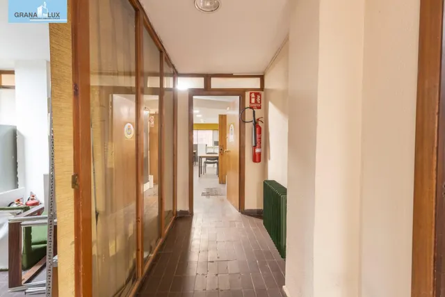 LOCAL COMERCIAL JUNTO A ÁNGEL GANIVET | ESPACIO Y UBICACIÓN. — 14