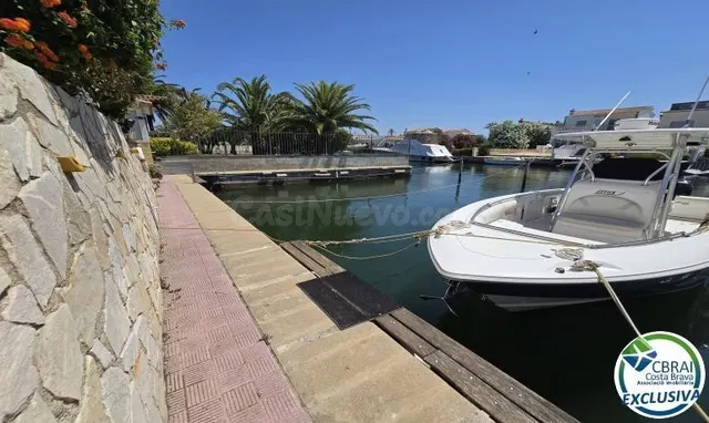 Gran amarre de 14x3,70m antes de los puentes con apartamento