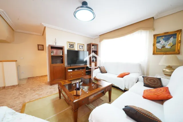 Chalet adosado con buhardilla en ciudad jardín de Alicante: garaje para 4 vehículos, terraza de 30m2 y piscina — 16