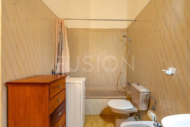 Piso con dormitorio independiente, cocina reformada y zona de piscina cerca de la playa — 12