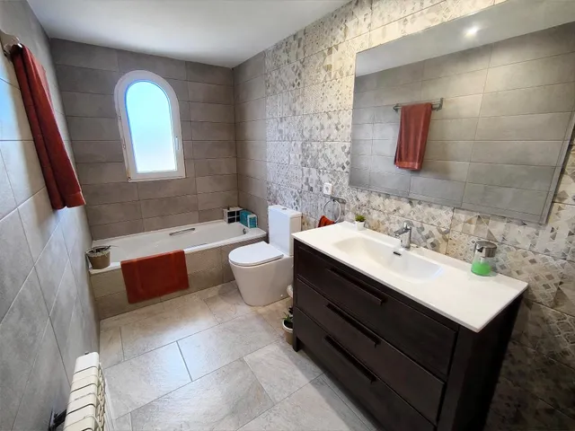 Precioso chalé unifamiliar aislado con piscina y amplio garaje — 36
