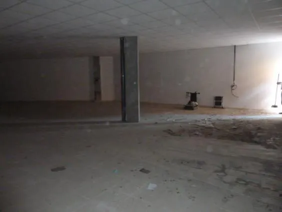LOCAL COMERCIAL CON FACHADA DE 8 METROS APROX. — 9