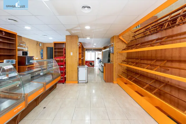 LOCAL COMERCIAL EN EL CHARCÓN — 2